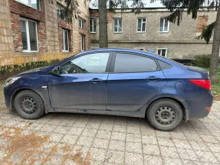 Hyundai Solaris 2015 года, 123 лс, 127957 км, АКПП. Транспортное средство HYUNDAI SOLARIS; 2015 года выпуска, VIN: Z94CT41DBFR481518. На кузове присутствуют потертости на передних и задних бамперах, а также на боковых дверях и крыльях. На заднем бампере есть трещины и глубокие царапины, на дверях —…