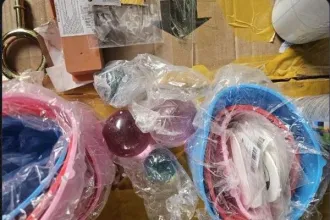 Звонок беспроводной, дверной, на батарейках. Формы для выпечки из силикона. (Перечень в документации). Имущество продается в том виде, в каком оно есть, в случае продажи возврату/обмену не подлежит. За скрытые дефекты имущества Продавец ответственности не несет.