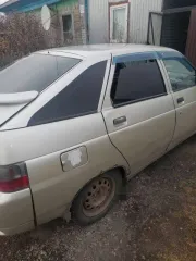 ВАЗ 2112, 2006, VIN XTA21124060423464, госномер Т437УС42, цвет серебристо-бежевый. Машина гнилая, коробка скоростей хрустит иногда, царапины, вмятины по кузову. Автомобиль на момент проверки на ходу. Неудовлетворительное техническое состояние. Может быть на момент продажи не на ходу.