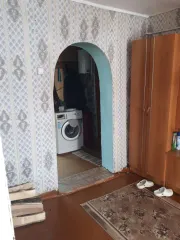 1/2 доли жилого дома и земельного участка, 47,7 кв.м + 2100 кв.м, Омская область, Тарский р-н, п. Атак 1/2 доля в праве на жилое здание, площадь: 47,7кв.м., кадастровый номер: 55:27:130201:197 и 1/2 доля в праве на земельный участок, площадь: 2100кв.м., категория земель: Земли населенных пунктов…