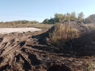Земельный участок, площадью: 1 000 кв.м., с кадастровым номером: 39:03:080808:189, расположенный по адресу: Российская Федерация, Калининградская область, Гурьевский муниципальный округ, п. Шоссейное, ул. Парусная, д. 25 Обращаю внимание, что на земельном участке присутствует фундамент 80кв.м…