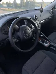 Audi A3, 2012 года, 105 лс, 205973 км, АКПП. Легковой автомобиль, Audi A3, VIN: WAUZZZ8P4DA046785, 2012 год выпуска. Авто не на ходу, двигатель неисправен, турбина неисправна, коробка в нормальном состоянии. По кузову на заднем бампере есть сколы, по ходовке нормально. Машина больше года стоит.