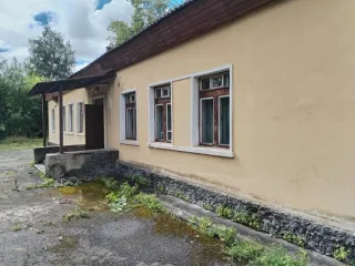 Нежилое здание 226,9 кв.м. и земельный участок 3568 кв.м., Великие Луки, Псковская область. Здание КН 60:25:0030223:30, общей площадью 226,9 кв.м., одноэтажное, материал стен: кирпичные, 1952 года постройки. Земельный участок КН 60:25:0030223:305, с видом разрешенного использования: деловое…