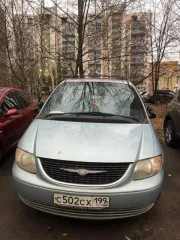 Легковой автомобиль Chrysler Town & Country 2001 года, цвет светло-голубой. VIN: 2C8GP44G71R184674, ПТС: 77 ТС 256000, госномер С502СХ199. Произведен в Канаде. Двигатель бензиновый, модель не указана, объем 3301 см³, мощность 182 л. с. (134 кВт). Максимальная масса 2530 кг, масса без нагрузки 1950…