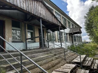 Нежилое здание с земельным участком, расположенное по адресу: Красноярский край, г. Енисейск, ул. Кирова, зд. 129. Здание, назначение: нежилое, наименование: дом детства, кадастровый номер: 24:47:0010130:89, площадью 1482,1 кв. м, количество этажей: 2, в том числе подземных 1. Земельный участок…