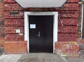 Имущество расположено по адресу: Ярославская область, г. Рыбинск, ул. Большая Казанская, д. 44, с земельным участком, в составе: Здание, кадастровый номер 76:20:080502:19, назначение: нежилое, количество этажей 5, в том числе подземных 1, площадь 1436,8 кв. м, местоположение: Ярославская область…