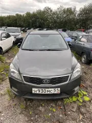 Kia Ceed 2010 года выпуска, серебристого цвета, госномер Н930МС51, VIN: XWEHC512AA0001374. Повреждение заднего бампера с левой и правой стороны. Незначительные, но многочисленные, сколы понизу всех дверей и порогов, в области колесных арок, на переднем бампере лакокрасочного покрытия…