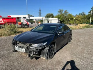 Toyota Camry 2023. VIN-номер LVGBC74K9PG647242, имущество в залоге ПАО "Совкомбанк". Транспортное средство на ходу, в рабочем состоянии. Отсутствует передний бампер. Отсутствуют щетки стеклоочистителя (дворники). Ознакомление с имуществом производится по адресу: Волгоградская область, г. Волгоград…