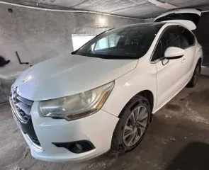 Citroen DS4 2012, 150 лс, 223616 км, АКПП. Легковой седан (не на ходу), белого цвета, VIN VF7NX5FEACY563166, ГРЗ В241ОА161, двигатель 10FJBZPSASF06 1537541, СТС 9961 854319.