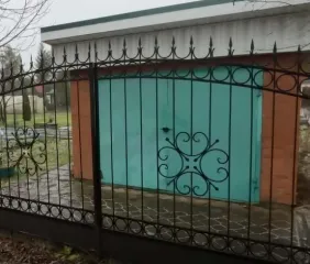 Земельный участок и жилое строение, 98,1 и 1200 кв.м, Чеховский район, Московская область. Земельный участок с жилым строением. Жилое строение без права регистрации проживания, кадастровый номер 50:31:0000000:48106 Московская область, Чеховский район, сельское поселение Баранцевское, СНТ…