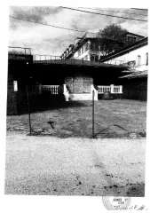 Нежилое здание площадью 308.7 кв.м по адресу: Республика Крым, г. Судак, ул. Набережная, д. 9. Кадастровый номер 90:23:010106:13. Земельный участок под зданием находится в аренде до 21.09.2055. Здание двухэтажное.