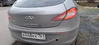 Легковой автомобиль Chery M11, 2012 г.в., г/н Е448КК761К, VIN LVVDB11B9CD197450, серого цвета, повреждения ЛКП на бампере, повреждена передняя правая дверь, на капоте небольшое пробитие, правое стекло заднего вида разбито, левая фара заднего хода (противотуманная) повреждена, на декоративной…