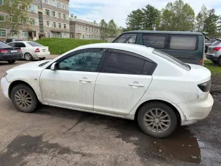 Mazda Axela 2007 года, 114 л.с., пробег 297000 км, АКПП. Автомобиль на ходу. Имеются многочисленные царапины и потертости по кузову, разбита передняя фара. Государственный номер Н911ЕТ125.