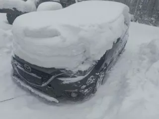 Автомобиль Mazda 3, г/н К610НХ33, 2014 г.в., VIN JMZBM42A831142078 (Реализация по прямому назначению). Серо-коричневый цвет, передний бампер имеет многочисленные трещины и сколы, наличие мелких царапин и потертостей по всему лакокрасочному покрытию кузова автомобиля, следы ржавчины на элементах…