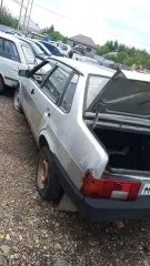 ВАЗ 21099, 2003 года выпуска. Цвет кузова: светло-серебристый металлик. Тип: легковой седан. VIN: XTA21099033427301. Государственный регистрационный знак: М084ВС126. Объем двигателя: 1499 см³. Мощность: 57.2 кВт / 77.8 л.с. Экологический класс: 2. Ключи и документы отсутствуют. В салоне видны…