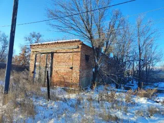 Нежилое здание 141,7 кв. м и земельный участок 646 кв. м, Оренбургская область. Здание с кадастровым номером 56:11:0301025:86, назначение: нежилое, количество этажей 1, площадью 141,7 кв. м и земельный участок с кадастровым номером 56:11:0301025:411, земли населенных пунктов, разрешенное…