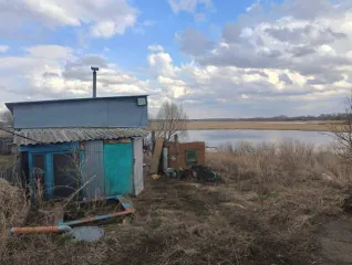 Жилой дом, площадь 71,5 кв.м., назначение: жилое, количество этажей: 1, кадастровый номер: 54:13:010808:193 на земельном участке, площадь 1479 кв.м., кадастровый номер: 54:13:010808:39. Местонахождение: Новосибирская область, Краснозерский район, рабочий поселок Краснозерское, площадь Кирова, дом…