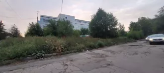 Земельный участок, площадь 251 +/- 6 кв.м., назначение: земли населенных пунктов, кадастровый номер: 63:01:0910008:1034 с ветхим строением, подлежащим сносу (общественный туалет) кадастровый номер: 63:01:0910008:982, адрес: Россия, Самарская область, г. Самара, Михаила Сорокина, д. 1а.