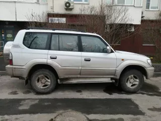 Легковой автомобиль «Toйота Ленд Крузер Прадо», 2000 года выпуска, идентификационный номер VIN: JT111VJ9500072743, цвет белый/серебристый.  Техническое состояние хорошее, автомобиль на ходу. Требуется ТО и замена аккумуляторной батареи разряжена .