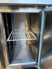 Finist СХСм-700-3 холодильный стол. Является бывшим в употреблении имуществом, могут иметься скрытые недостатки.