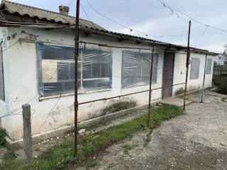1/2 доля жилого здания 69,5 кв.м. в Республике Крым, кадастровый номер: 90:02:130102:83, адрес: Российская Федерация, Республика Крым, м.р-н Белогорский, с.п. Мельничное, с Мельничное, ул Садовая, д. 31