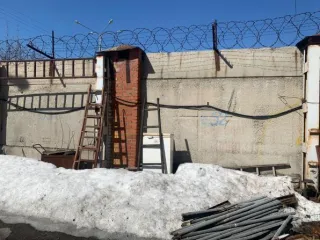 КПП-4 57 кв.м Самара. Здание контрольно-пропускного пункта (КПП-4), расположено по адресу: г.Самара, ул.Калинина, 1 (при въезде на бывшую территорию ОАО СПЗ со стороны Заводского шоссе), площадь по внешнему обмеру 57кв.м. Право собственности на КПП-4 в ЕГРН не зарегистрировано, возникло до 1997г. В…