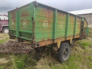 Кормораздатчик тракторный КТ-6 2013 года выпуска без документов. Ознакомление с имуществом по договоренности в месте его нахождения: Владимирская область, Кольчугинский район, деревня Павловка.