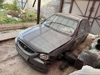 Hyundai Accent 2004, VIN: X7MCF41GP4M013070, год выпуска 2004, цвет серый. Автомобиль находится в залоге у КПК Кубик, в аварийном состоянии (сильно поврежден после серьезного ДТП, технические части не рабочие, повреждения затрагивают ключевые узлы и агрегаты, а также силовую структуру кузова…