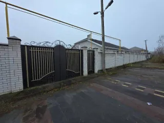 Дом 249,8 кв.м и участок 1500 кв.м, Ставропольский край. Жилой дом, расположенный по адресу: Российская Федерация, Ставропольский край, Шпаковский район, село Надежда, улица Сляднева, дом № 14, площадь: 249,8 кв.м, кол-во этажей -1, кадастровый номер - 26:11:080501:7685; земельный участок…