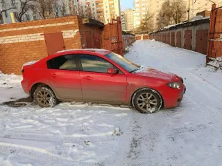 Mazda 3 2007 года, 150 л.с., пробег 214306 км. VIN JMZBK12F681598912, объем двигателя 1999 куб. см, масса 1320 кг, левый руль, бензиновый двигатель. Имеются сколы, царапины, коррозия, колеса спущены, аккумулятор разряжен.
