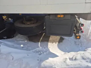 Schmitz SKO24 2000 года. VIN WSMS7480000436626. Техническое состояние: Отсутствует опорная плита шкворня, отсутствует шкворень. Требуется текущее обслуживание ходовой части, требуется текущее обслуживание рефрижератора, замена шин (износ 70 – 80 %).