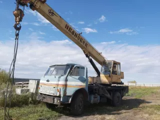 Автомобильный кран МАЗ 5334КС3577721, 1989 года выпуска, цвет – голубой, государственный номер Х336ХМ28, идентификационный номер (VIN) XTM53340000113058, номер шасси (рамы) 113058, номер двигателя 36807. Не работает гидроусилитель, течет масло, не исправны гидравлические цилиндры, раздаточный…