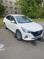 Hyundai Solaris 2021 года, 100 лс, 166492 км. Автомобиль находится в залоге у банка АО "Кредит Европа Банк". Состояние: повреждения переднего бампера (трещины и мелкие сколы); установлена зимняя резина; замене подлежат все расходники: фильтра, масла, задние стойки, тормозные диски, тормозные…