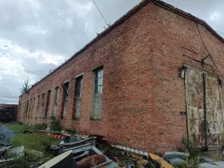 Нежилое здание (МТМ), назначение: нежилое, 2 этажа, с кадастровым номером 75:09:050101:394, площадь 778,1 кв.м, расположенное по адресу: Забайкальский край, р-н Краснокаменский, п. Целинный, ул. Гаражная, д.3, стр. 4. Вид ограничений и обременений: Арест ФССП, запрет на регистрационные действия.