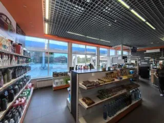 Здание магазина по продаже молочных продуктов с офисными и складскими помещениями кадастровый номер 56:43:0204007:34 площадью 1019,4 кв. м 2 этажа назначение нежилое расположено по адресу Оренбургская область г. Орск ул. Строителей 28 «Б» Земельный участок кадастровый номер 56:43:0204007:8…