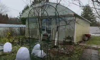 Земельный участок 600 кв.м, Московская область, Чеховский район, с бассейном. Земельный участок кадастровый номер 50:31:0060247:390, Московская область, Чеховский район, д. Верхнее Пикалово, снт Пикалово, уч. 98, площадь 600 кв.м. На земельном участке расположен бассейн.