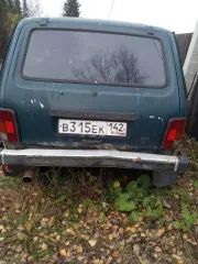Легковой автомобиль ВАЗ 21213, 1999 года выпуска, VIN ХТА212130У1456916, госномер В315ЕК142. Автомобиль не на ходу, не работает после пожара. Выгорели проводка, шланги, бочки, генератор, стартер, аккумулятор. Кузов сгнил: крылья, пороги, днище, задняя дверь. Коробка и раздатка почти вывалились…