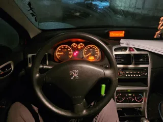 Peugeot 307 2006 Легковой автомобиль хэтчбек VIN VF33CNFUL84785557 Год выпуска 2006 Кузов VF33CNFUL84785557 Модель двигателя NFU10FX6NPSA 3076207 Цвет Красный Тип двигателя Бензиновый Мощность 109 л.с. 80 кВт Объем 1587 куб. см ПТС 51 УТ 730469 СТС 99 42 948972