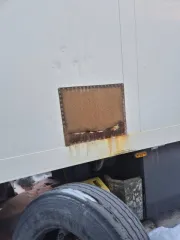 Schmitz SKO24 2000 года. VIN WSMS7480000436626. Техническое состояние: Отсутствует опорная плита шкворня, отсутствует шкворень. Требуется текущее обслуживание ходовой части, требуется текущее обслуживание рефрижератора, замена шин (износ 70 – 80 %).