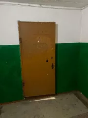 Помещение площадью 53,2 кв. м, назначение объекта – жилое,  кадастровый номер 28:01:020403:1242.  Зарегистрированные лица отсутствуют. Тех. документация не представлена. Помещение в разрушенном состоянии, стены частично отсутствуют. По состоянию на 11.03.2025 числится задолженность по уплате…