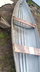 Лодка кустарного производства выполнена из дерева, обшита листами железа, по днищу лодки проложены три доски, есть поперечные доски как сидинье, на корпусе лодки частично осталась краска серого цвета, рабочее состояние не проверялось, реализация в качестве годных остатков (Уведомление №2632 К от…