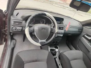 Lada Priora 2014, 97,9 лс, 155000 км. ТС не на ходу, требуется замена передних стоек полностью с опорными подшипниками, аккумулятора, переднюю правую стойку со стороны пассажира нужно вырезать и варить, замена стакана, генератор то не даёт зарядку, все жидкости под замену, двигатель троит.