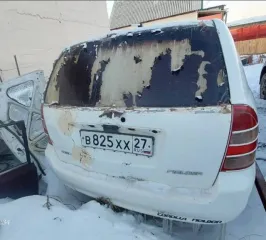 Toyota Corolla Fielder 2002 года, белый цвет, бензиновый двигатель 1.5 л (110 л.с.), АКПП. VIN отсутствует, кузов NZE121-0116349, ПТС 25 УМ 291526, госномер Е826XX27RUS. Экологический класс 4, разрешенная масса 1365 кг, снаряженная масса 1090 кг. Производитель: Toyota (Япония).