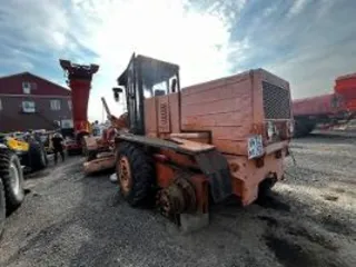 Автогрейдер ГС-18.05 2009 года, госномер МТ 6472 02. Страна-производитель: г. Брянск. VIN: 090020 (125). Год выпуска: 2009. Заводской номер машины (рамы): 090020. Номер двигателя: 90279588. Цвет: оранжево-черный. Паспорт самоходной машины (ПСМ): ВЕ № 550027 от 04.09.2009г. Мощность двигателя: 130…