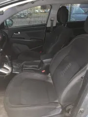 Kia Sportage 2013 года, 150 л.с., 160031 км, АКПП, проблемы с проводкой системы зажигания, многочисленные сколы и замятины капота, неравномерный окрас кузова, повреждение переднего бампера, сколы и царапины кузова, отслоение краски, неисправный аккумулятор.