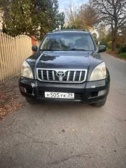 Toyota Land Cruiser 2004 года выпуска. VIN JTEBZ29J700016147. Находится в залоге у ПАО «Совкомбанк».