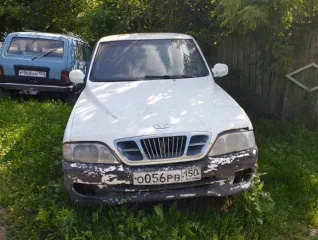 Ssang Yong Musso, 2000 г.в., VIN: KPDHADBC1YP189854, категория В, модель двигателя 661 92010018586, кузов: KPDHADBC1YP189854, цвет бело-серый, мощность 103.06 л.с. (75.75 кВт), объем двигателя 2299 см³, максимальная масса 2470 кг, масса без нагрузки 1990 кг
