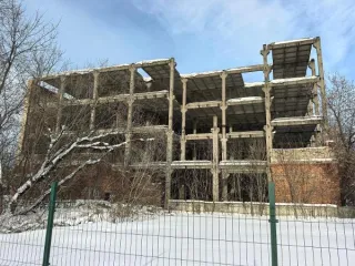 Объект незавершённого строительства площадью 3126.2 кв.м и земельный участок площадью 7770 кв.м, расположенные по адресу: Санкт-Петербург, улица Трефолева, дом 45, корпус 2, литера А. Степень готовности объекта: 70%, проектируемое назначение: нежилое, площадь застройки (проектируемое значение) –…