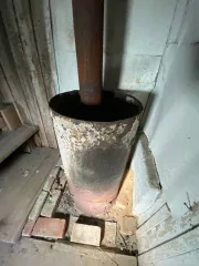 Квартира из трех комнат, общая площадь 44,7 кв.м, кадастровый номер 54:07:041901:438. Расположена на земельном участке для ведения личного подсобного хозяйства площадью 1927 кв.м, кадастровый номер 54:07:041901:174. Адрес: Новосибирская область, Искитимский район, п. Советский, ул. Школьная, д. 18…
