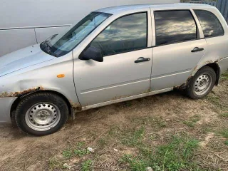 Легковой автомобиль LADA Kalina 2009 года, серебристый цвет. VIN: XTA111730A0047807, ПТС: 63МХ768384, госномер: К229СР71. Бензиновый двигатель 1.6 л (1596 см³) мощностью 80.9 л.с. (59.5 кВт). Максимальная масса 1585 кг, масса без нагрузки 1110 кг. Автомобиль не на ходу, требуется замена двигателя.